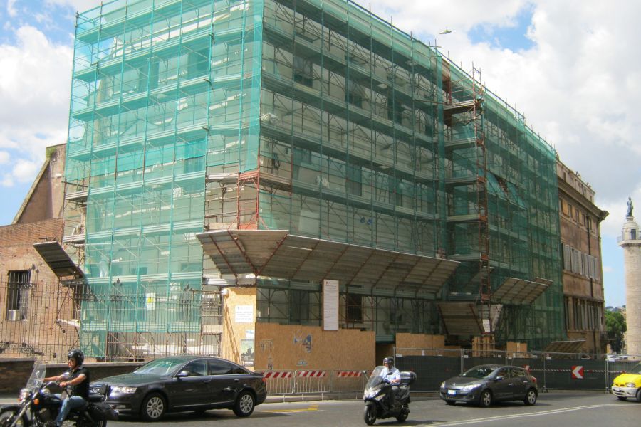 Facciata con ponteggi